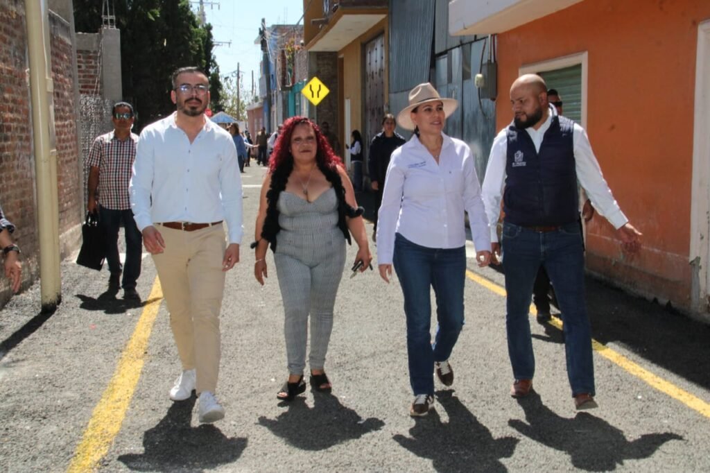 Lorena Alfaro se acerca a la gente de Santa Elena de la Cruz Lorena Alfaro realizó una gira de trabajo por Santa Elena de la Cruz, donde escuchó las inquietudes de la ciudadanía.
