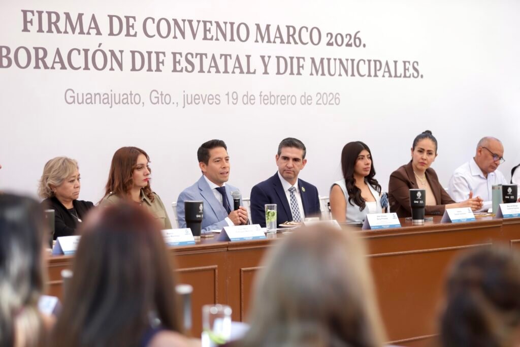 DIF Estatal y DIF municipales se unen para fortalecer la alimentación escolar Juan Carlos Montesinos Carranza, José Alfonso Borja Pimentel y personal del DIF Municipal presentes en la firma de convenios.