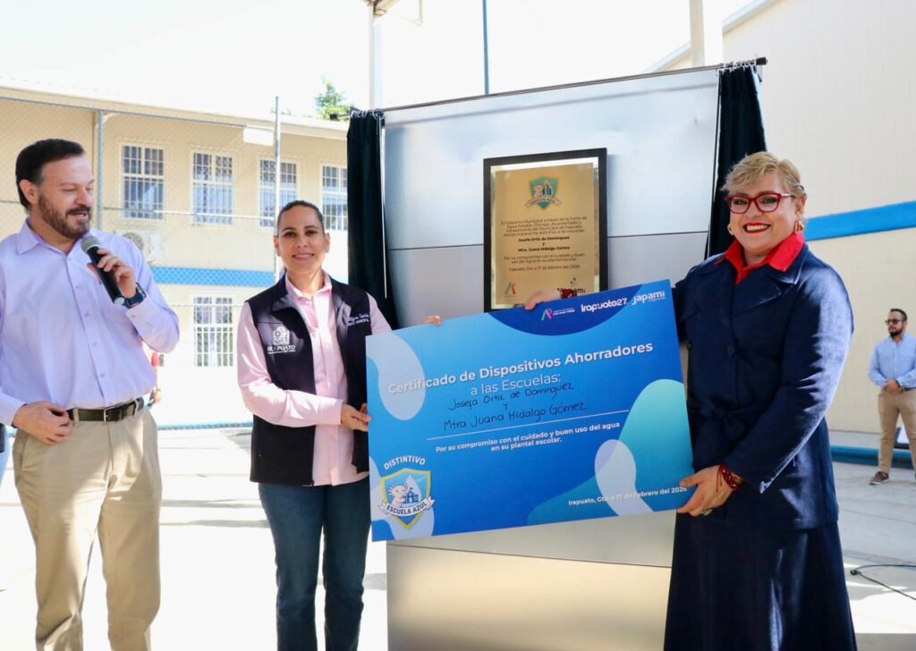 Lorena Alfaro entrega distintivo ‘Escuela Azul a primaria de Irapuato En su mensaje, Lorena Alfaro invitó a promover el cuidado del medio ambiente y los recursos naturales