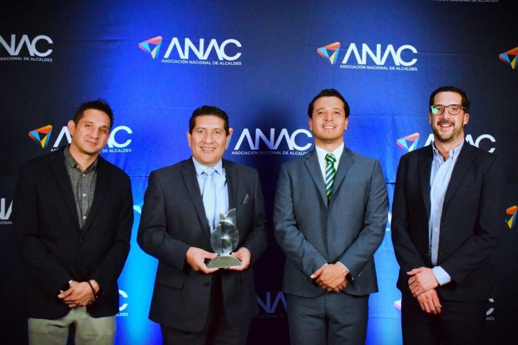 En representación de la presidenta municipal, Ale Gutiérrez, el secretario para el Fortalecimiento Social de León, Ernesto García Caratachea, recibió el galardón.