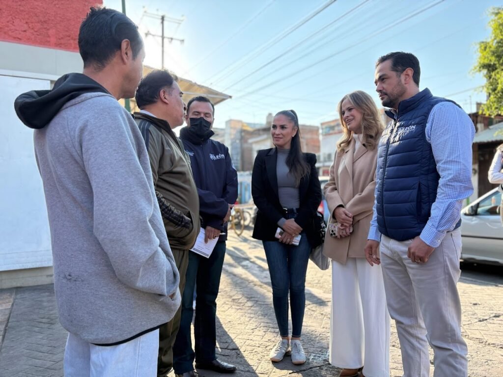 Personal de la Secretaría de Vinculación y Atención a los Leoneses, realizaron un recorrido para escuchar y atender las necesidades de las y los locatarios.