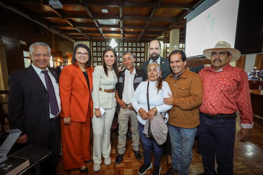 Ale Gutiérrez da certeza a familias en León Ale Gutiérrez destacó en sesión de Ayuntamiento que con la regularización de 9 asentamientos en San Juan de Abajo, se beneficiará a más de 1 mil 861 personas.