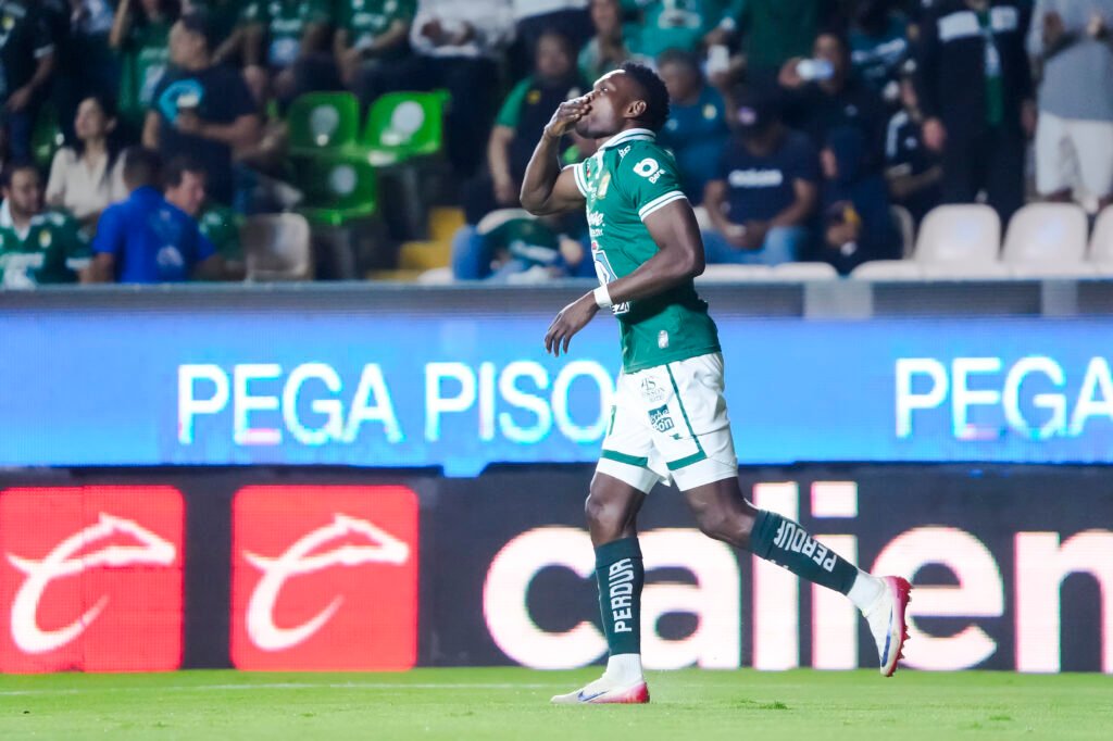 El Club León vuelve al camino del triunfo ante un Santos Laguna que le complicó el camino
