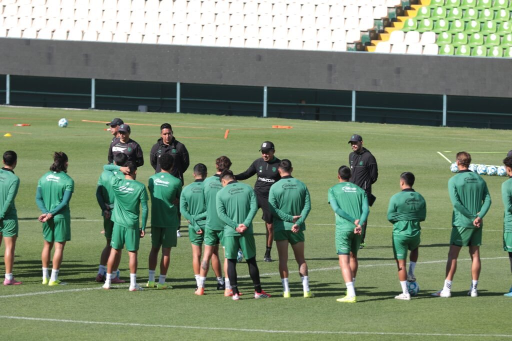 La Fiera entrenó en el Estadio León con la urgencia de sumar puntos frente a Rayados. Al parecer hará varias modificaciones.