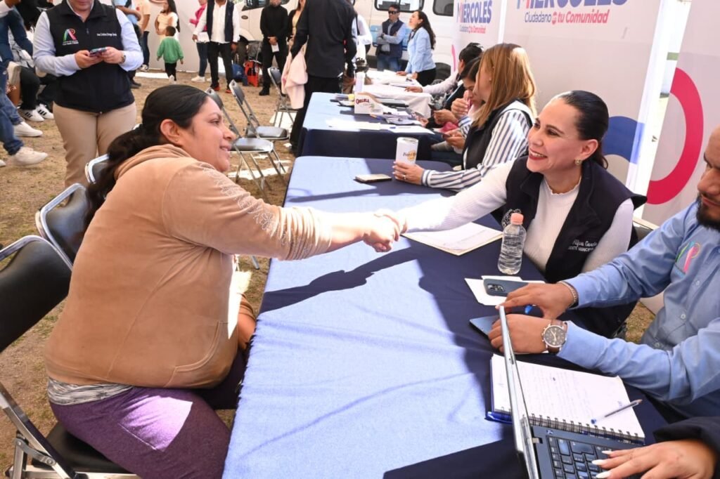 Lorena Alfaro y varias de dependencias de Irapuato, se acercan a la ciudadanía para escuchar sus inquietudes.