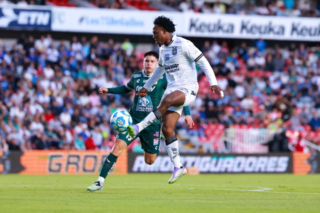 El Club León pierde ahora como visitante ante la escuadra de Querétaro por 2 goles a 0.