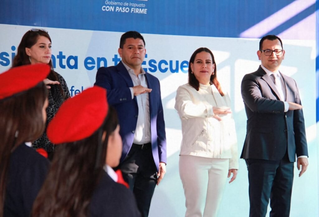 Lorena Alfaro García, visitó la escuela primaria Cuauhtémoc donde platicó con decenas de pequeñines y directivos del plantel.