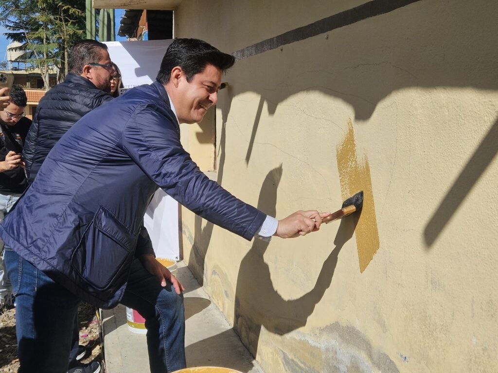 Adolfo Alfaro dio el banderazo en el arranque del programa “Mi Colonia a Color” en Manuel Doblado.