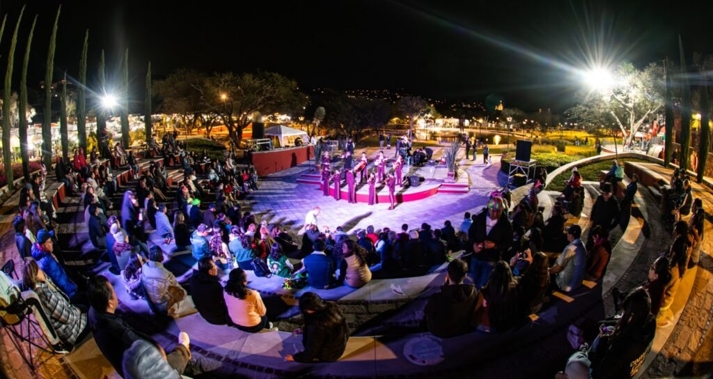 Los asistentes disfrutaron de música en vivo, presentaciones de títeres, catas de vino, actividades de arboricultura.