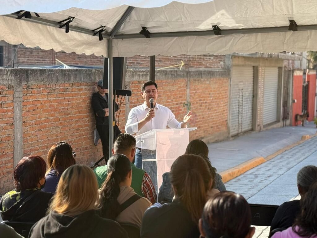 Adolfo Alfaro entregó la pavimentación de la calle 16 de septiembre de la colonia Portugal, en Manuel Doblado.