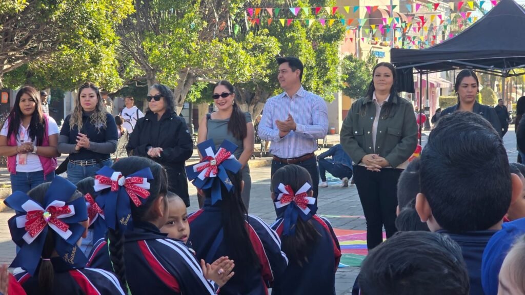 Adolfo Alfaro promueve en Manuel Doblado, actividades educativas y culturales a través del juego.