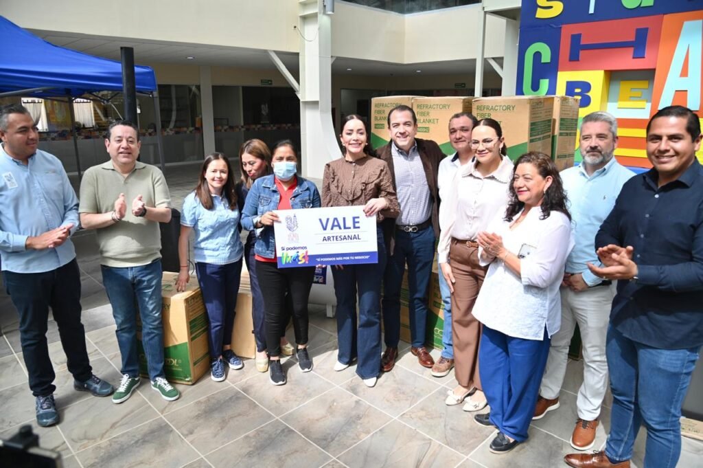 Adrián Hernández Alejandri impulsa a los emprendedores en Dolores Hidalgo Adrián Hernández Alejandri y Michel Reyes Lucio, hicieron entrega de apoyos a , pequeñas y medianas empresas.