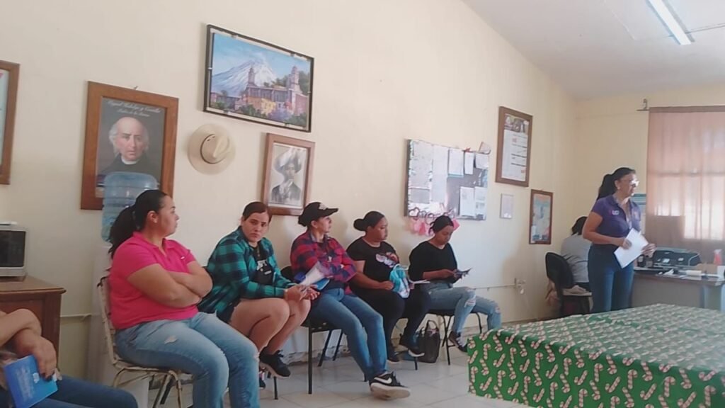 En Manuel Doblado se imparte una charla en la comunidad de Frías sobre la igualdad, respeto y resiliencia.