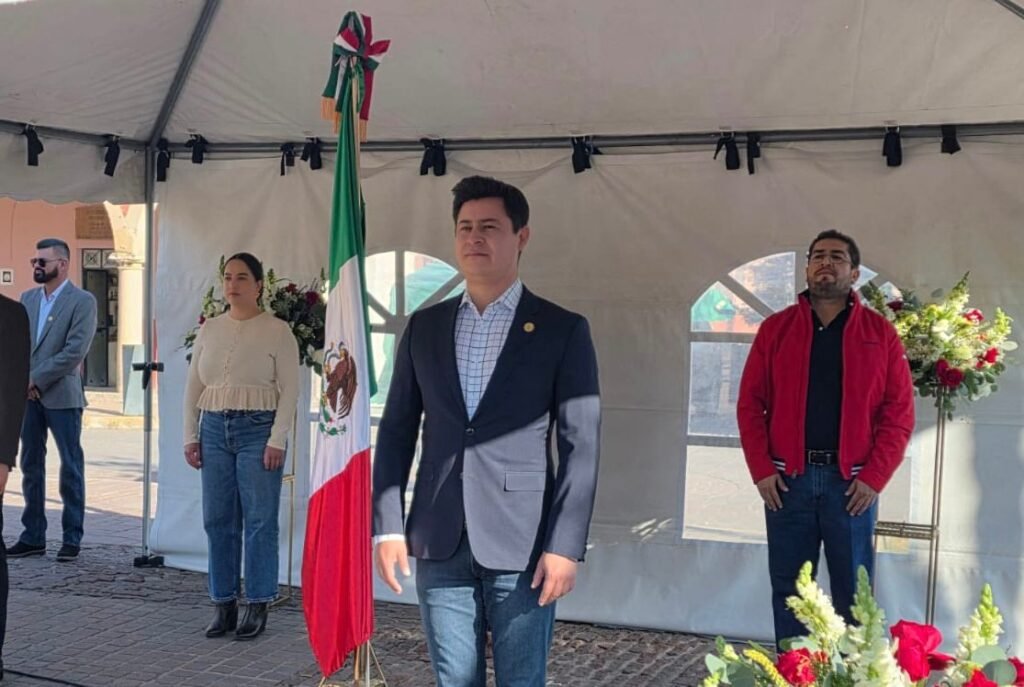 Adolfo Alfaro rinde homenaje al Lábaro Patrio en Manuel Doblado Adolfo Alfaro realizó los honores a la Bandera en la plaza central de Manuel Doblado.
