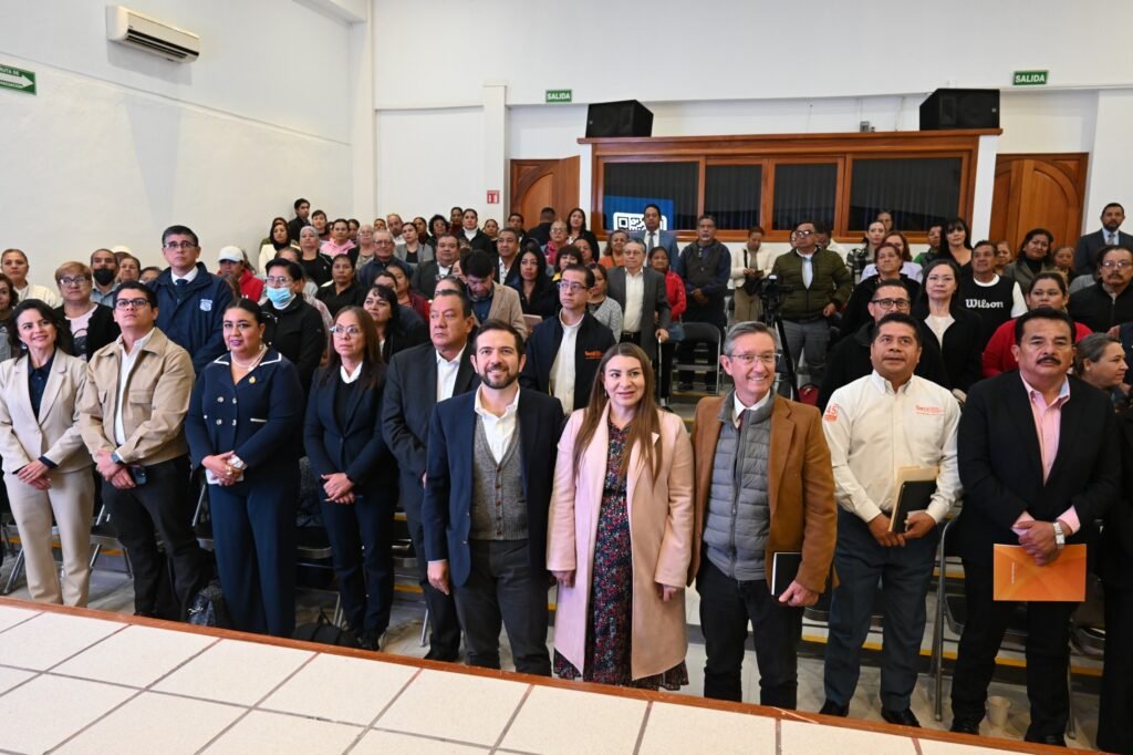 Legisladores del PAN y PRD, autoridades de educación y docentes participaron en este foro.