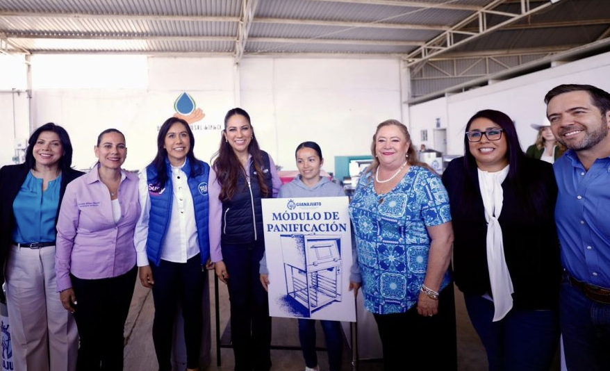 Libia Dennise impulsa a las mujeres del campo con apoyos y capacitación Libia Dennise y Lorena Alfaro entregaron apoyos a económicos a mujeres del campo de Irapuato.