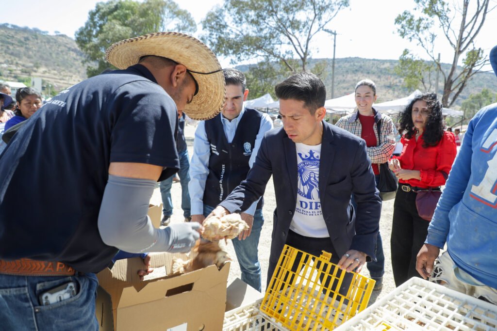 Juan Carlos Montesinos Carranza en su visita, destacó el papel de la comunidad en la transformación social.