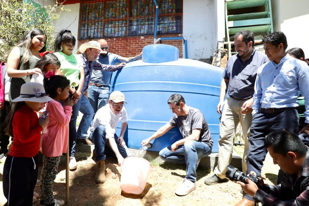 DIF Estatal instala sistemas de captación de agua en escuelas en localidades Autoridades del DIF Estatal instalan sistemas para garantizar el acceso al agua potable ante el cambio climático.