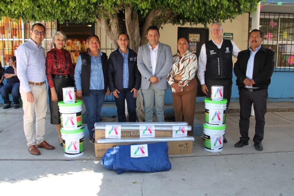 Lorena Alfaro visitó El Carmen y destacó su apoyo a la educación en Irapuato Lorena Alfaro escucha de cerca las necesidades de alumnos, maestros y padres de familia en la comunidad El Carmen.