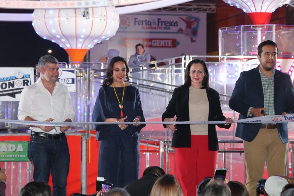 Lorena Alfaro en compañía de Claudia Cristina Villaseñor Aguilar, inauguraron la Feria de las Fresas 2026.
