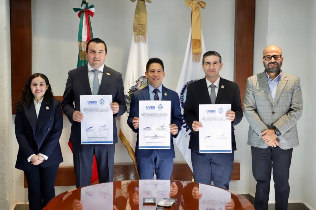 UVEG y DIF Estatal suman esfuerzos para fortalecer capacidades en Guanajuato El DIF Estatal y directivos de la Universidad Virtual del Estado de Guanajuato trabajan de la mano por un mejor Guanajuato.