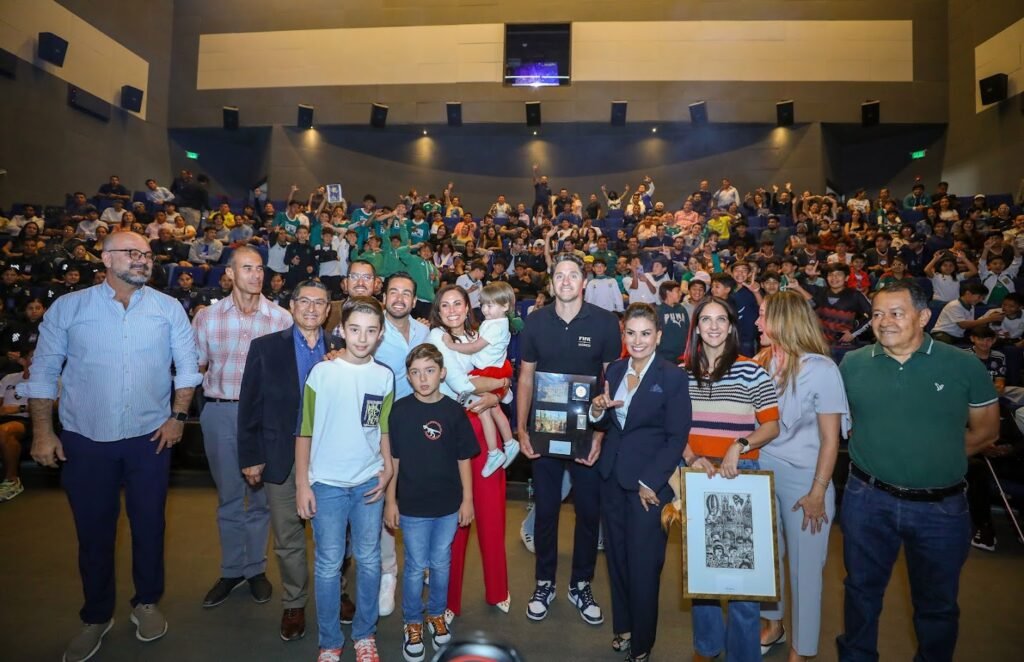 La alcaldesa, Ale Gutiérrez y el campeón del Mundo en el 2002, Edmílson, compartieron experiencias con más de 300 niños guanajuatenses.