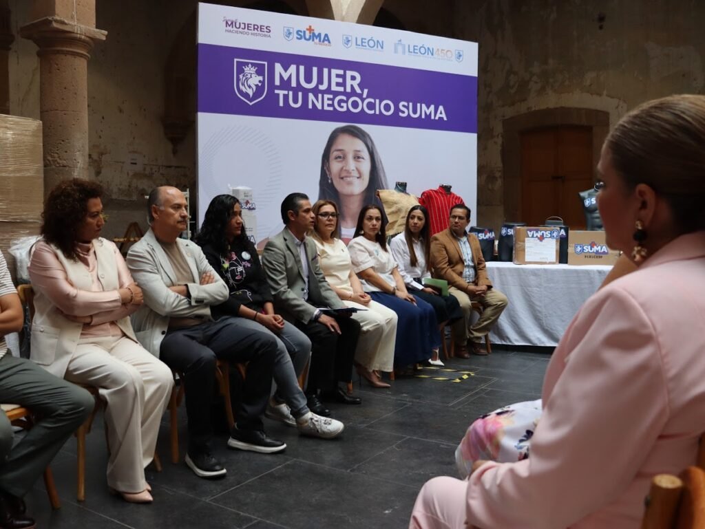 Autoridades de León entrega apoyos a mujeres emprendedoras En presidencia municipal de León, se entregaron 95 equipamientos productivos a mujeres emprendedoras.