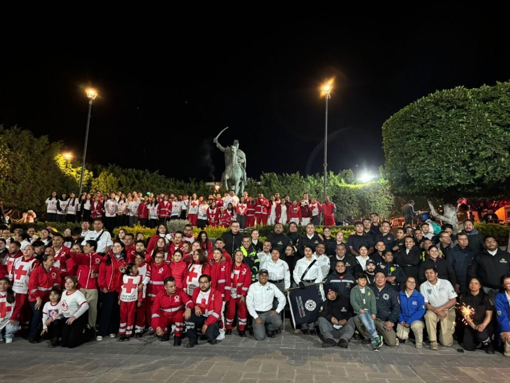 Reconocen trabajo a favor del cuidado de la ciudadanía en San Miguel de Allende Protección Civil reconoció la labor profesional, humana y permanente del personal operativo y administrativo que trabaja todos los días.