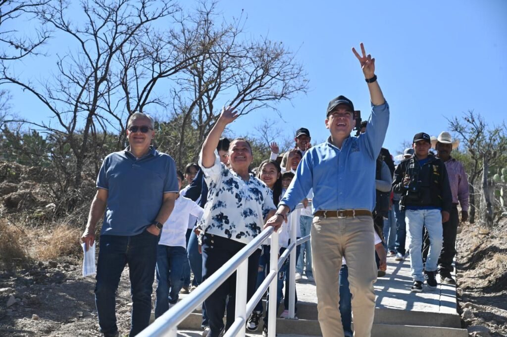 Adrián Hernández Alejandri inaugura camino peatonal en Dolores Hidalgo Adrián Hernández Alejandri reiteró su compromiso de seguir trabajando a favor del desarrollo de Dolores Hidalgo.