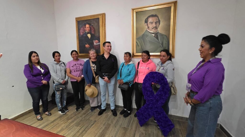 El Secretario de Ayuntamiento, Lic. Francisco Castellano León, reconoció a las mujeres y destacó su valiosa participación en la sociedad.