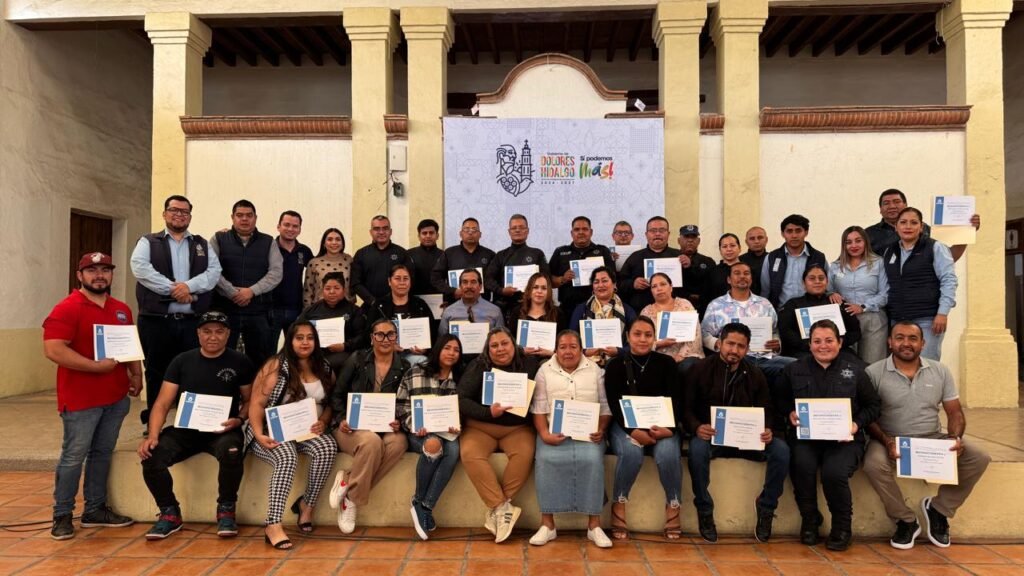DIF Estatal y Municipal entregan constancias en Dolores Hidalgo Autoridades del DIF Estatal y Municipal de Dolores Hidalgo reconocieron a los participantes en el curso.