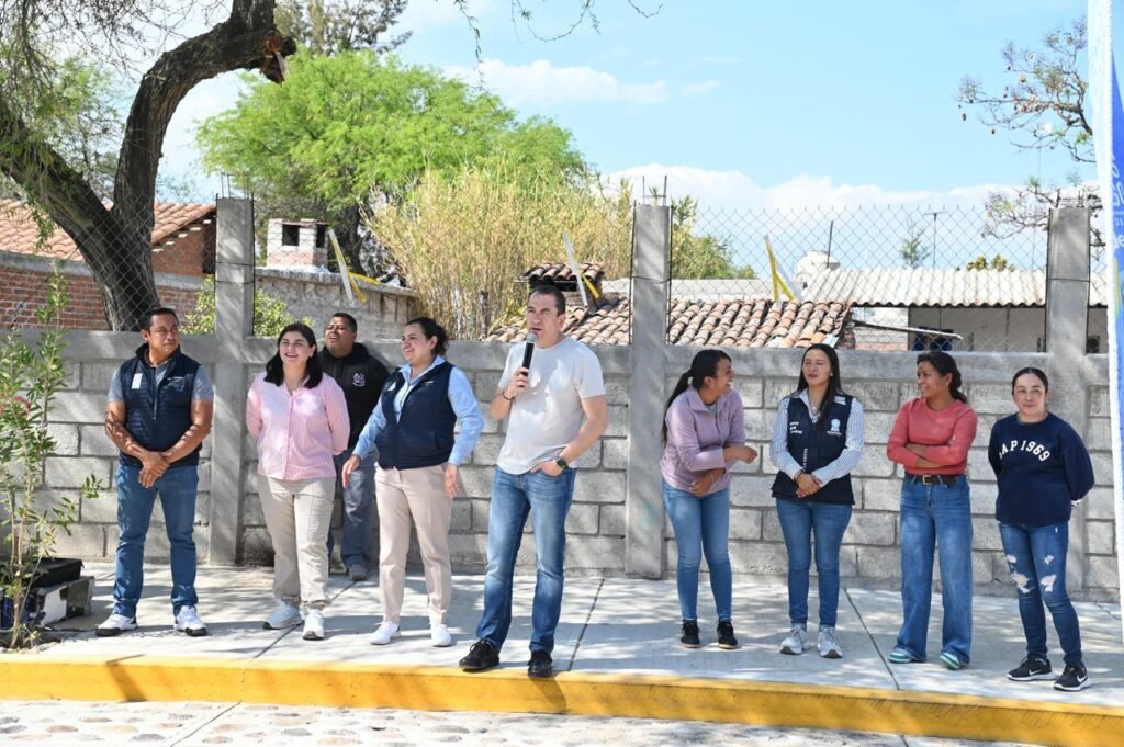 ¡Cumplen con acciones! Adrián Hernández Alejandri entrega obras en el Saucillo Adrián Hernández Alejandri entrega de la obra de pavimentación de la calle Lázaro Cárdenas en la comunidad El Saucillo.