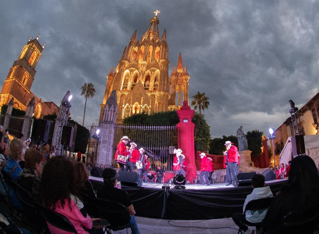 En San Miguel de Allende viven en grande celebración de sus 200 años Una gran fiesta fue la que vivieron, miles de personas que se dieron cita a la celebración de los 200 años de San Miguel de Allende.