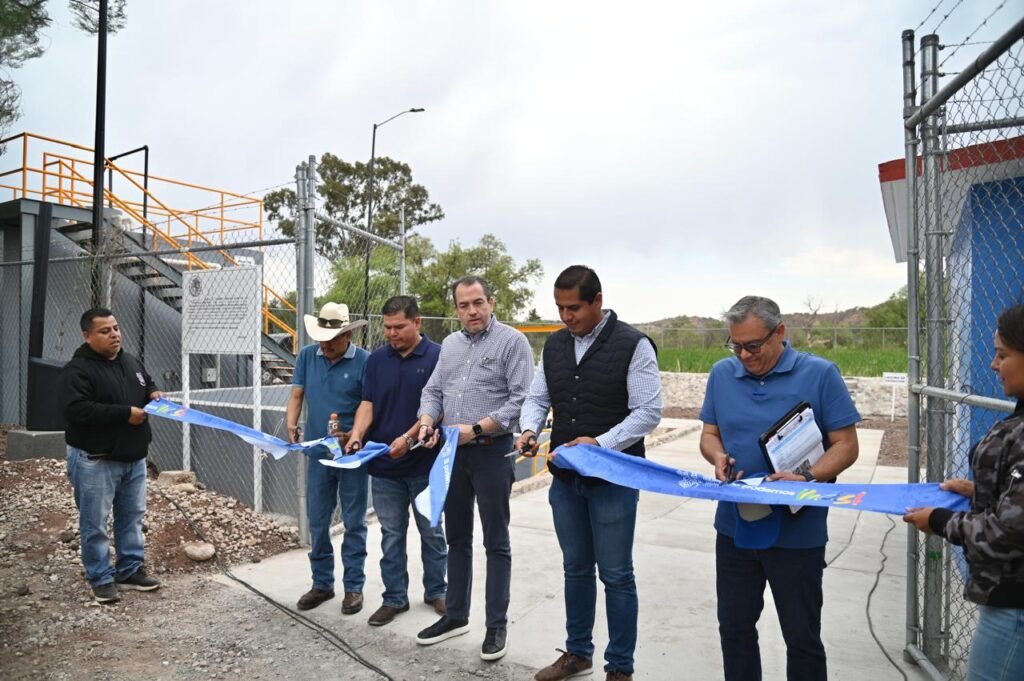 En Dolores Hidalgo entregan obras en comunidad del Xoconoxtle el Grande Adrián Hernández Alejandri reiteró su compromiso de impulsar a Dolores Hidalgo y en esta ocasión en Xoconoxtle el Grande, hizo entrega de obras.