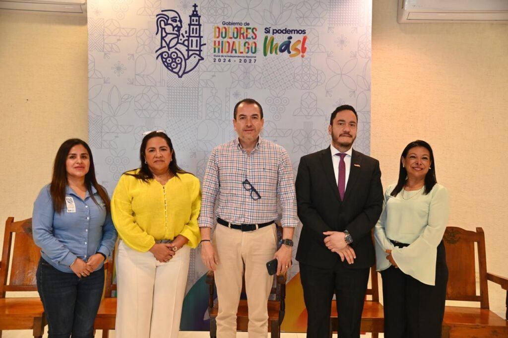 En Dolores Hidalgo fortalecen lazos para impulsar la educación Adrián Hernández Alejandri, y Rodrigo Alberto León Salazar firmaron esta carta de alianza para impulsar la educación en Dolores Hidalgo.