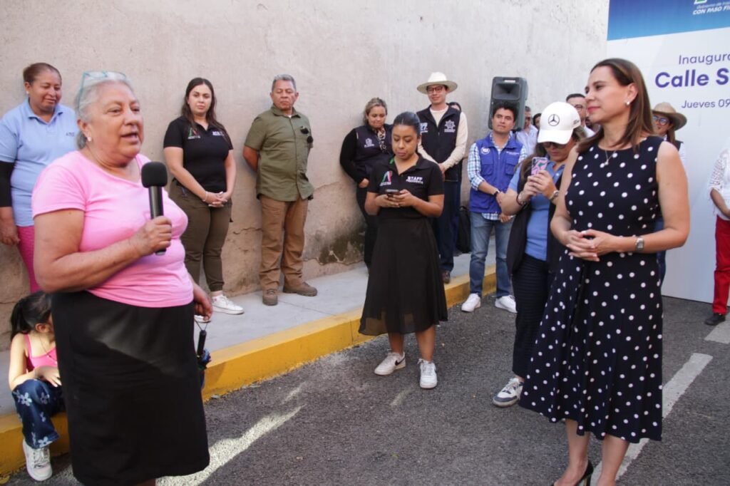 Lorena Alfaro inauguró la calle San Antonio, en la colonia San Martín de Porres, donde habló con los ciudadanos.