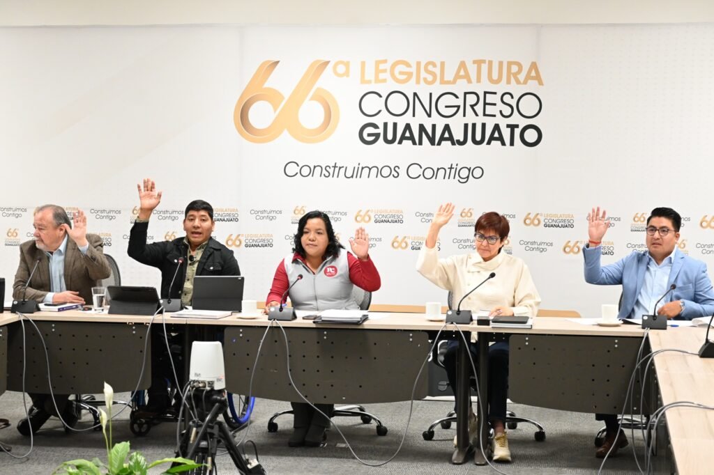 Durante la mesa de trabajo, se reiteró el compromiso de trabajar por regular el uso de dispositivos de tecnologías de la información y comunicación en las escuelas.