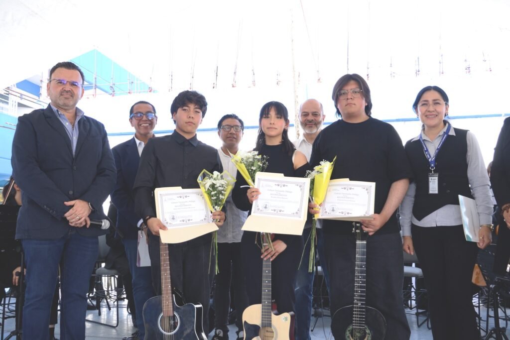 El presidente municipal de Coroneo, Luis Fernando Velázquez Esquivel reiteró su compromiso con la juventud y la educación.