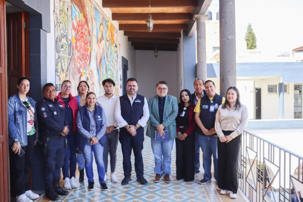 El presidente municipal, Luis Fernando Velázquez, retiró su compromiso de sumar esfuerzos a con otras dependencias a favor de acabar contra la violencia de género.