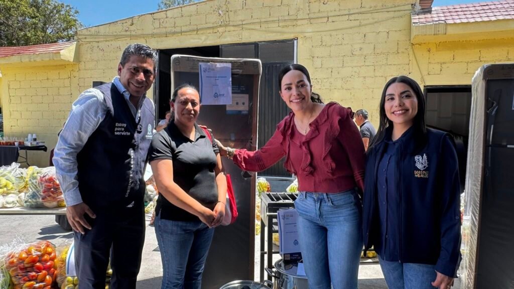 Michel Reyes Lucio, presidenta del DIF en Dolores Hidalgo y autoridades del DIF Estatal, beneficiarán con esta entrega a más de 2 mil niñas y niños.