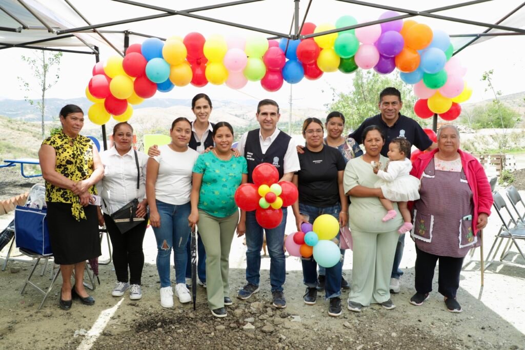 José Alfonso Borja Pimentel y autoridades municipales, inauguraron el parque rehabilitado en beneficio de las familias de la comunidad.