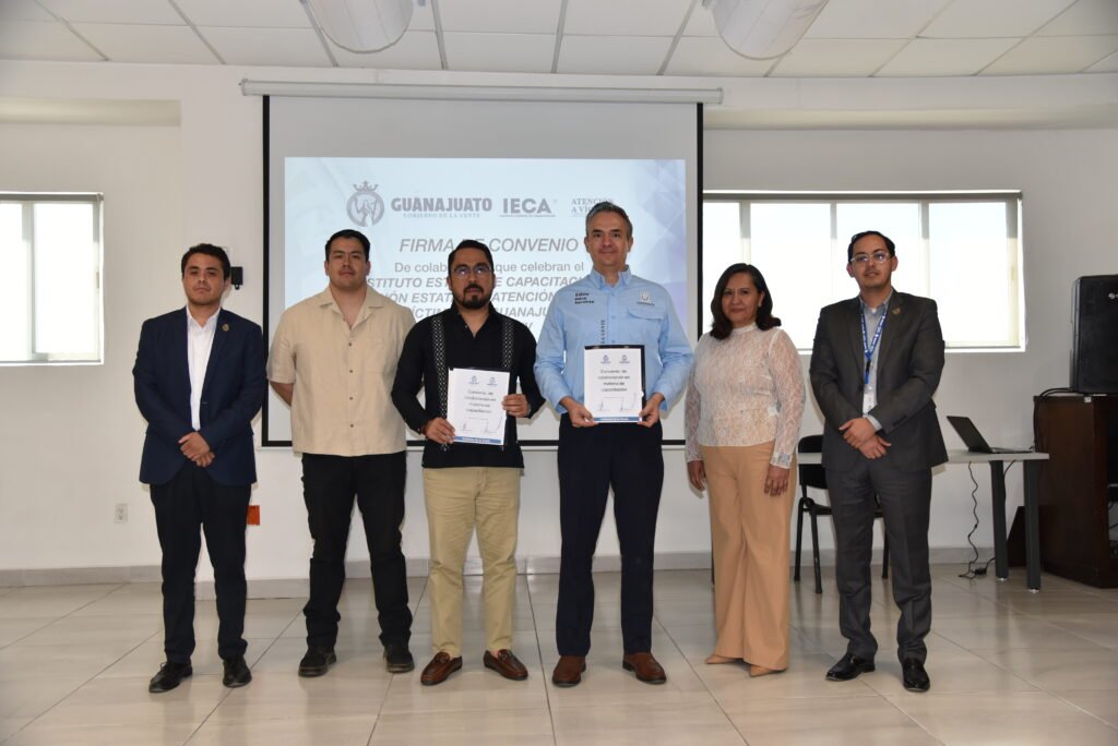 Salomón Ceballos Ochoa, director general del IECA y Francisco Javier Juárez León, presidente de la CEAIV firmaron este convenio.