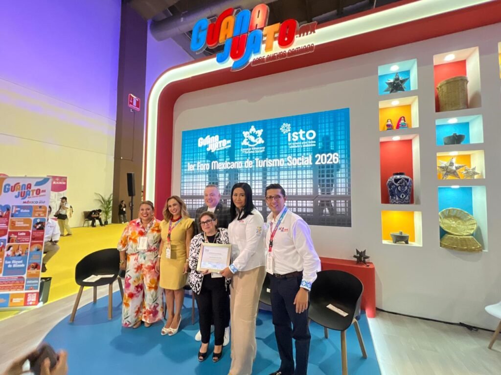 La Secretaria de Turismo Federal, Josefina Rodríguez Zamora, acompañó a la Secretaria de Turismo e Identidad (SECTURI), María Guadalupe Robles León, en la inauguración del Stand Guanajuato.