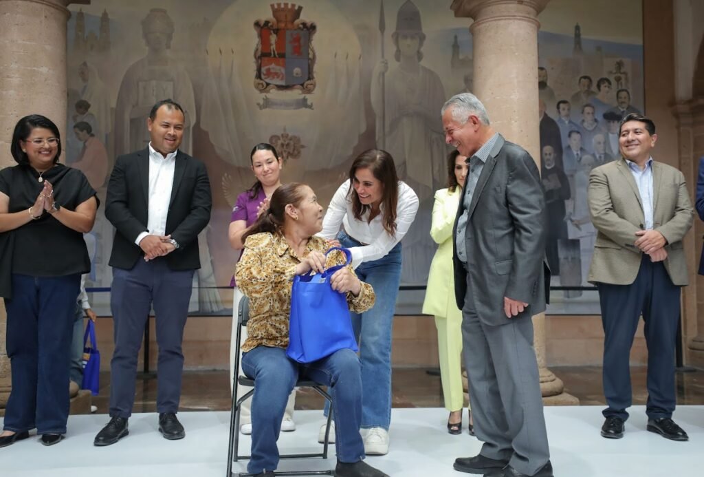 Ale Gutiérrez destaca unión de los leoneses y entrega aparatos auditivos Ale Gutiérrez destacó la solidaridad de las y los leoneses en esta entrega de aparatos auditivos en presidencia municipal.