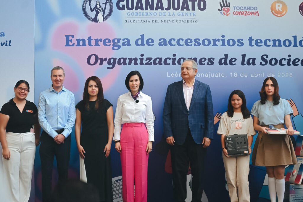Rosario Corona Amador encabezó esta entrega, donde se busca seguir impulsando el desarrollo de niñas, niños y adolescentes de Guanajuato.