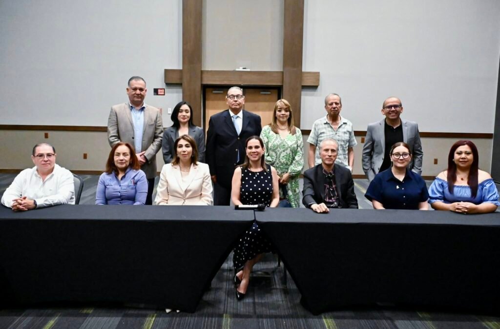 Lorena Alfaro comparte con notarios avances en desarrollo urbano de Irapuato Lorena Alfaro destaca iniciativas como el Sistema de Parques y la recuperación del río Silao.