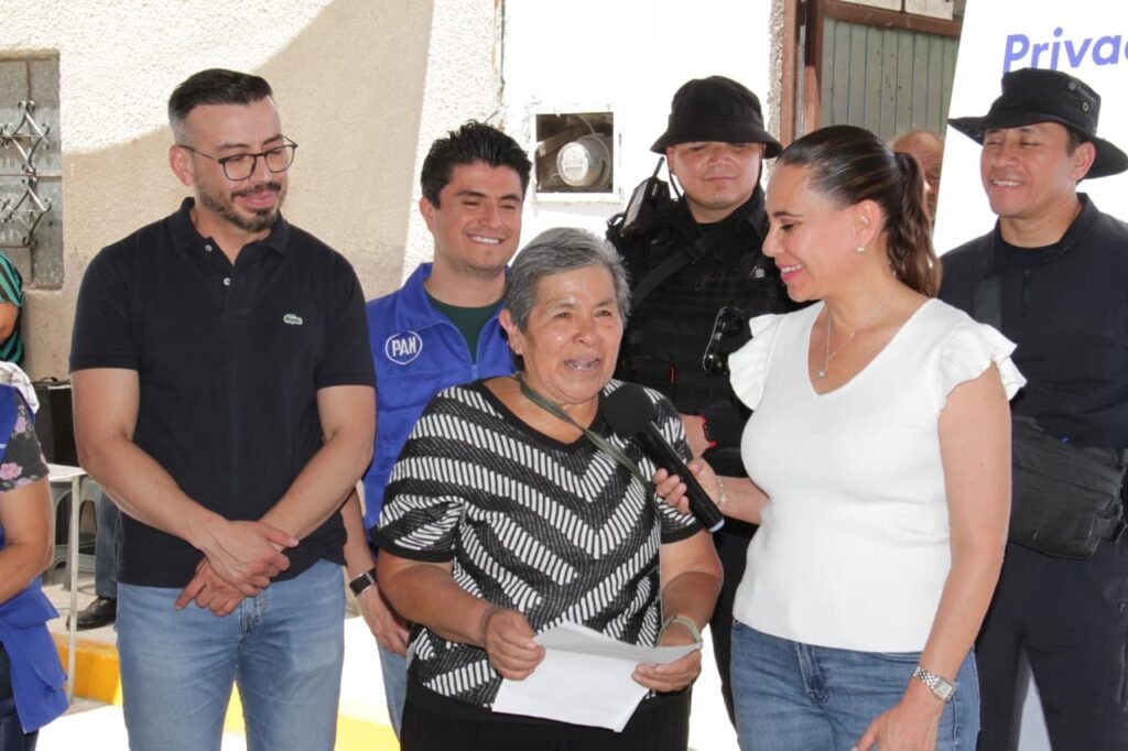 Lorena Alfaro se acerca con los irapuatenses, donde entregó obras y escuchó sus inquietudes.