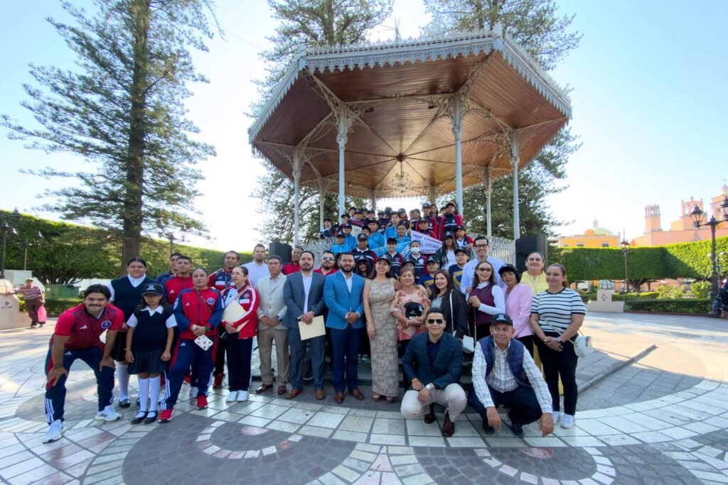 En el evento, Yozajamby Molina reiteró su compromiso con el deporte al abanderar a la delegación que representará a Pénjamo en los Juegos Deportivos Escolares Estatales.