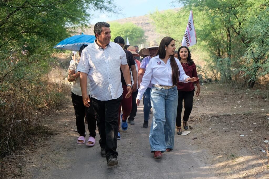 Yozajamby Molina aprovechó en la entrega del pozo en El Salitrillo, hablar con los habitantes y escuchar sus inquietudes.