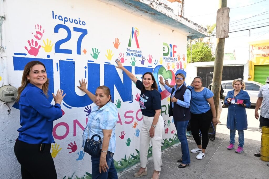 Lorena Alfaro llega a la colonia San Juan de Retana, donde se llevó a cabo el cierre de actividades del programa 'Juntos Con Paso Firme'.